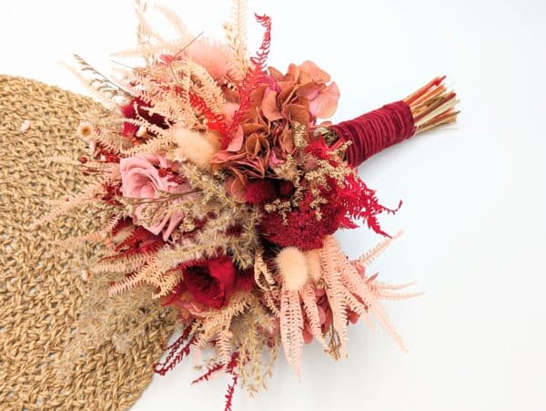 bouquet de mariée en fleurs séchées et stabilisées dans les tons naturels et rouge