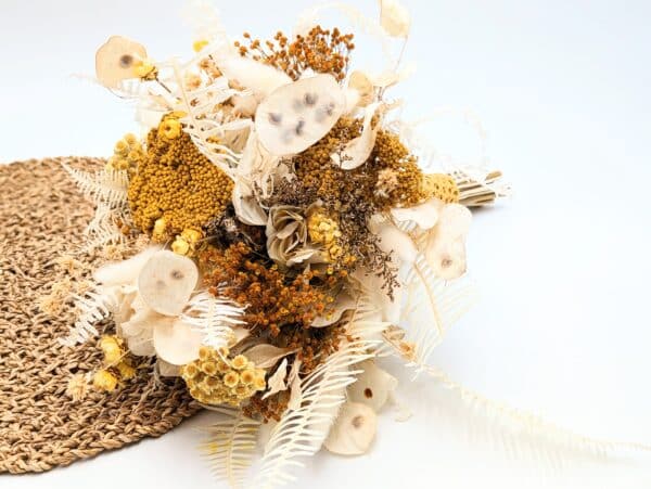 bouquet de mariée en fleurs séchées et stabilisées dans les tons naturels et jaunes