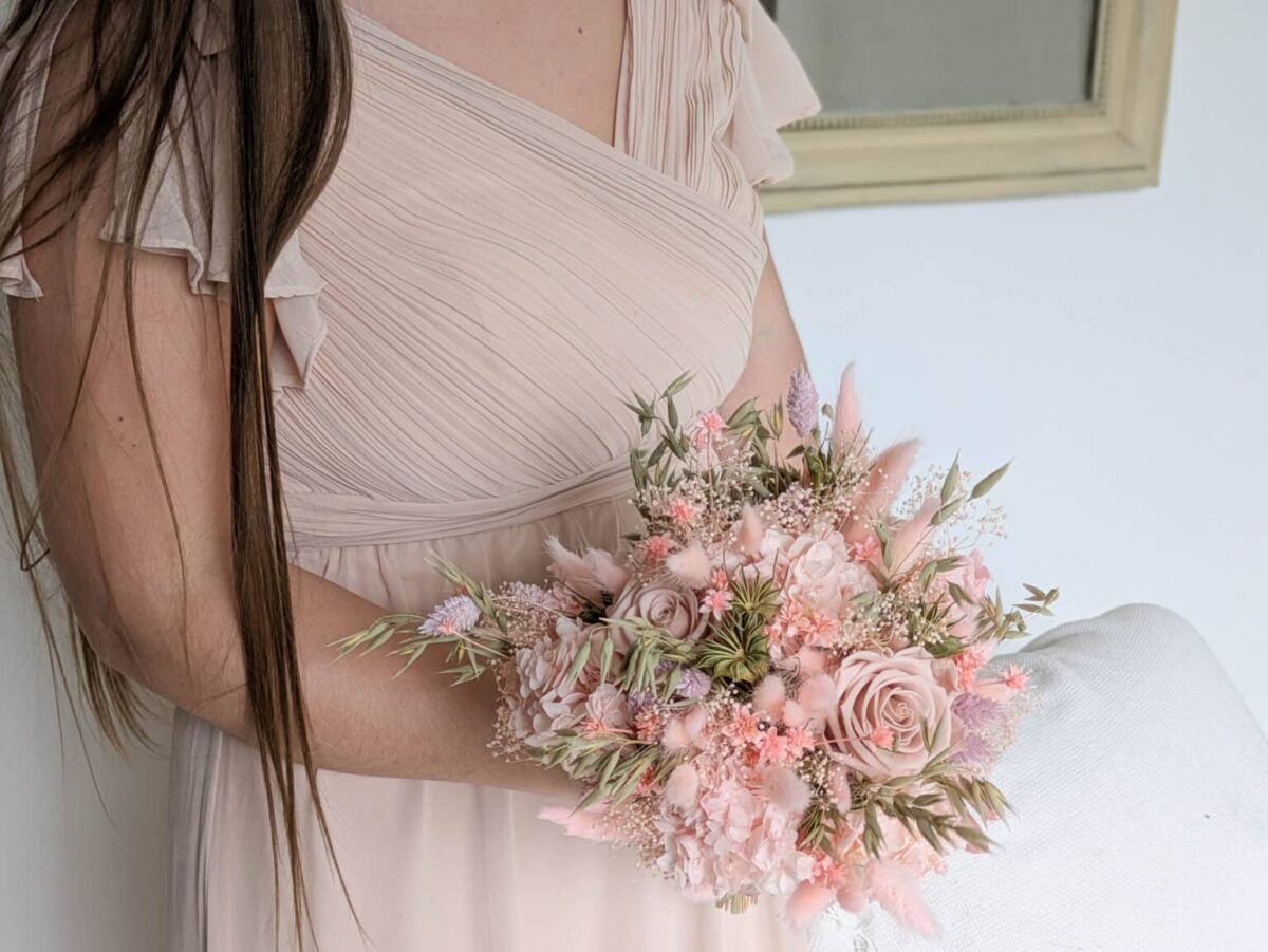 Bouquet de mariée en fleurs séchées et stabilisées aux teintes rose pâle et vert tendre