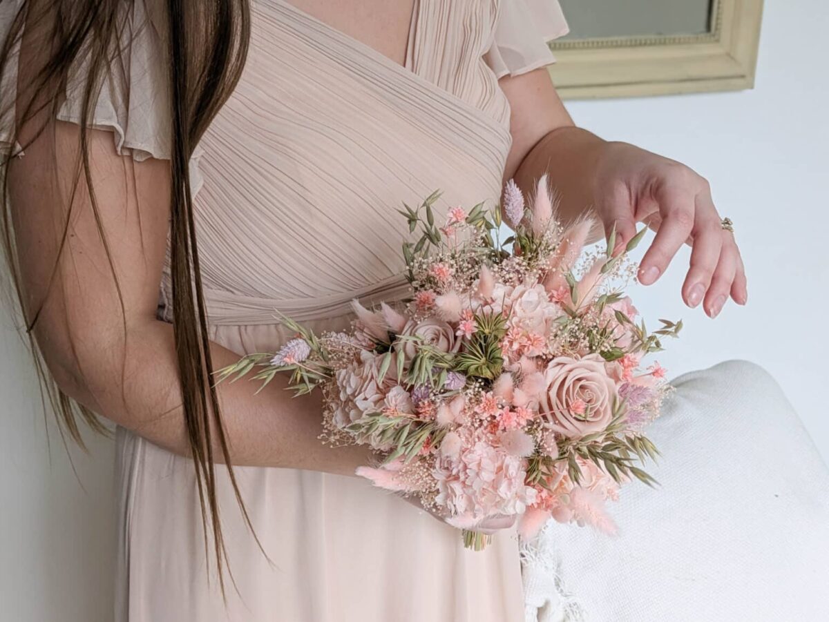 Bouquet de mariée en fleurs séchées et stabilisées aux teintes rose pâle et vert tendre