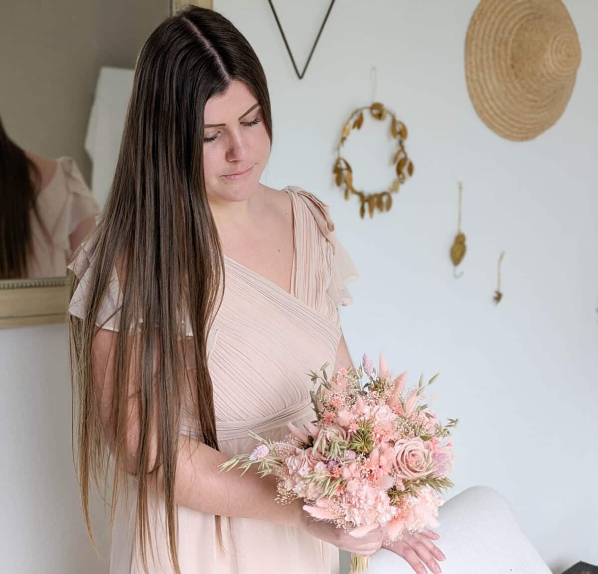 Bouquet de mariée en fleurs séchées et stabilisées aux teintes rose pâle et vert tendre