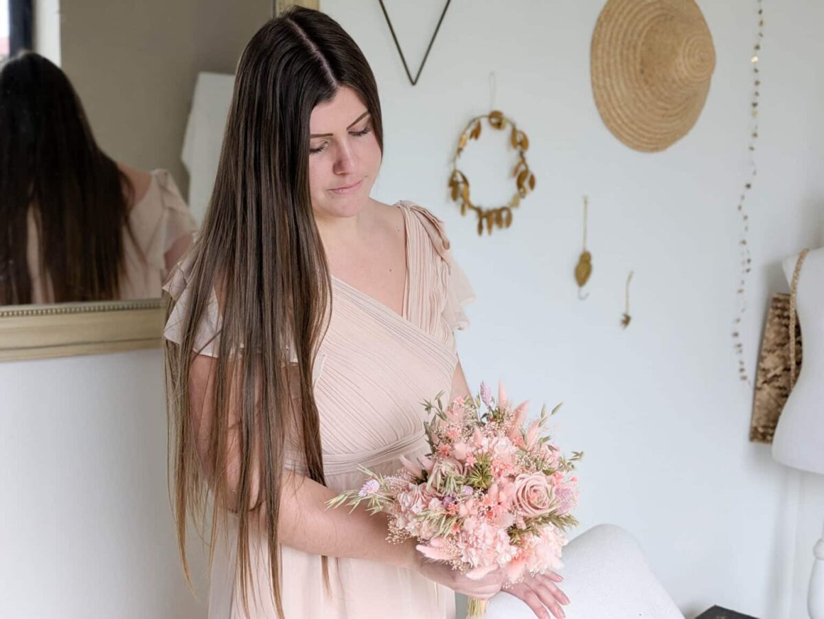 Bouquet de mariée en fleurs séchées et stabilisées aux teintes rose pâle et vert tendre