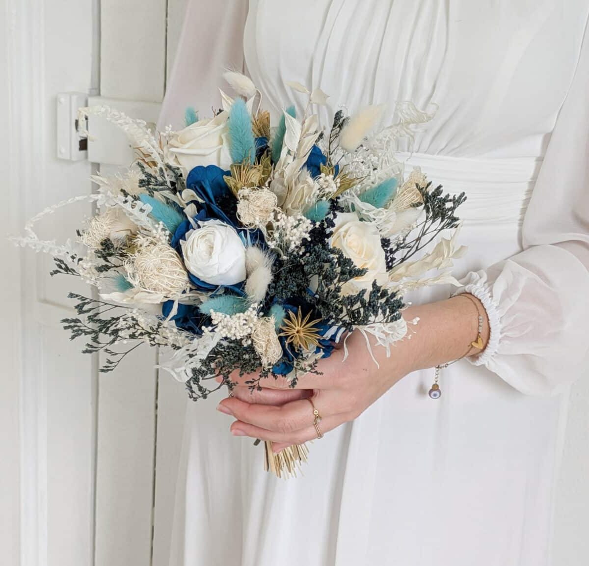 Bouquet de mariée en fleurs séchées et stabilisées aux teintes Bleu nuit, blanches, bleu turquoise et une touche de vert tendre