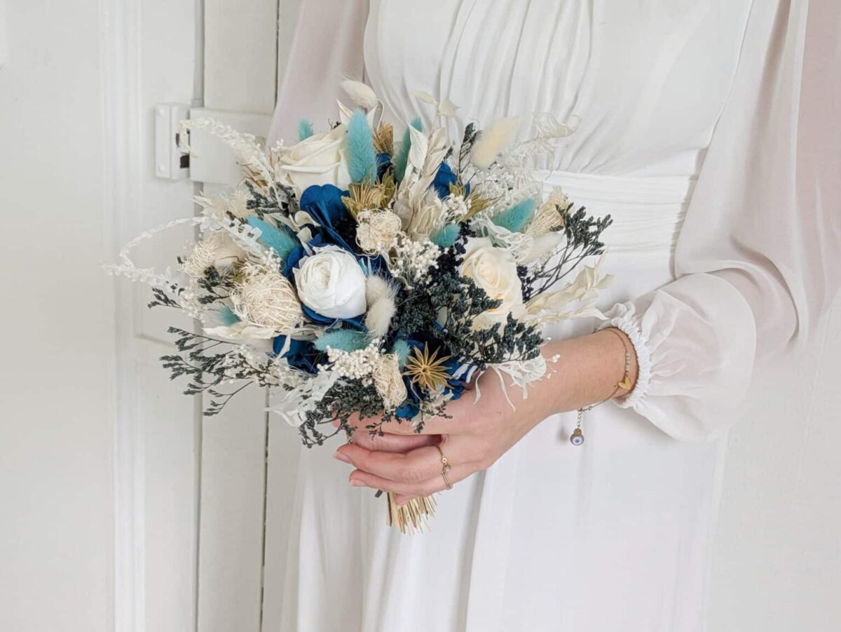 Bouquet de mariée en fleurs séchées et stabilisées aux teintes Bleu nuit, blanches, bleu turquoise et une touche de vert tendre