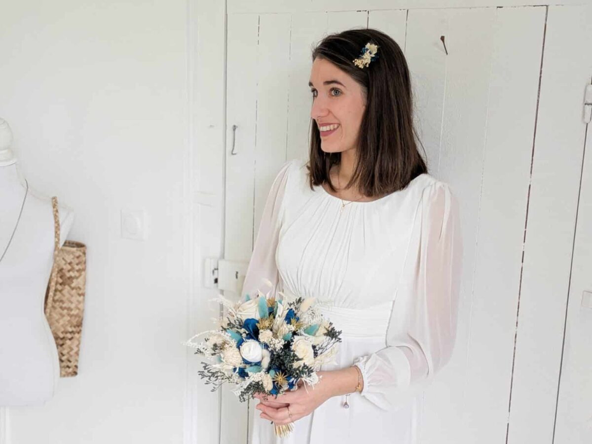 Bouquet de mariée en fleurs séchées et stabilisées aux teintes Bleu nuit, blanches, bleu turquoise et une touche de vert tendre