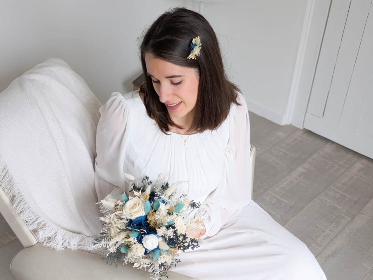 Bouquet de mariée en fleurs séchées et stabilisées aux teintes Bleu nuit, blanches, bleu turquoise et une touche de vert tendre