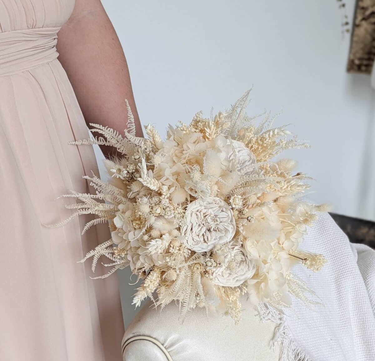 Bouquet de mariée en fleurs séchées et stabilisées aux teintes natures, beiges et blanches