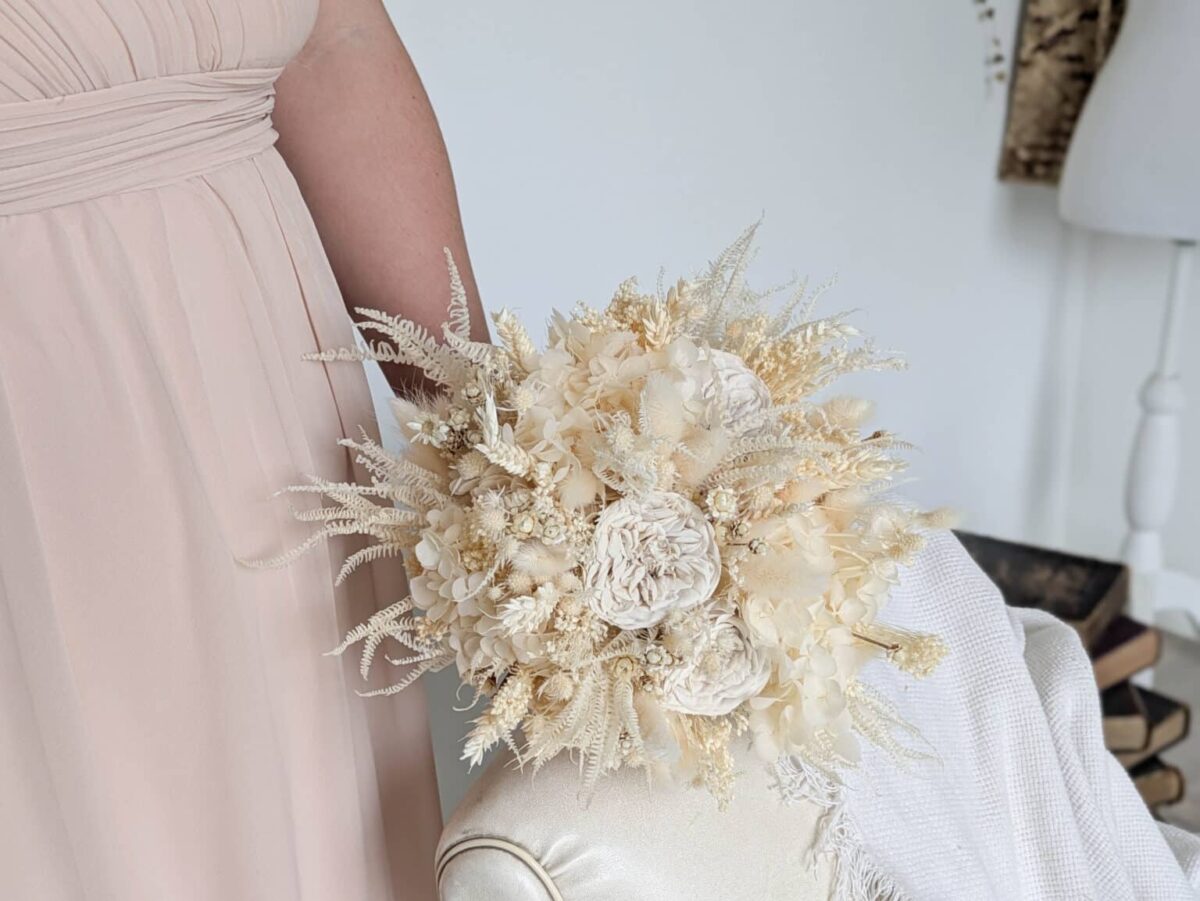 Bouquet de mariée en fleurs séchées et stabilisées aux teintes natures, beiges et blanches