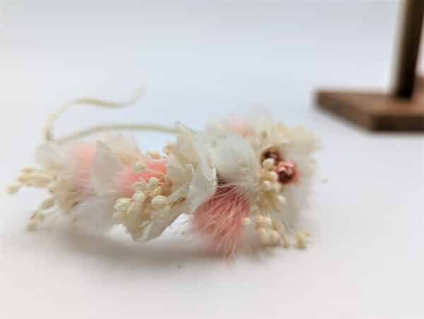 bracelet témoin ou demoiselle d'honneur en fleurs séchées dans les tons rose et blanc