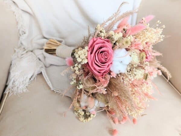 bouquet de mariée romantique en fleurs séchées et stabilisées dans les tons de rose et blanc