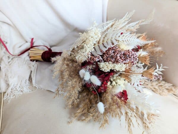 bouquet de mariée rouge grenat et blanc en fleurs séchées et stabilisée, ce bouquet est destructuré et de grande taille