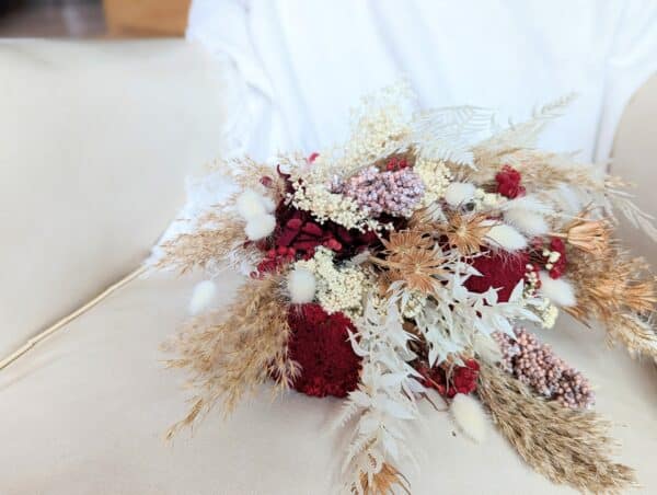 bouquet de mariée rouge grenat et blanc en fleurs séchées et stabilisée, ce bouquet est destructuré et de grande taille