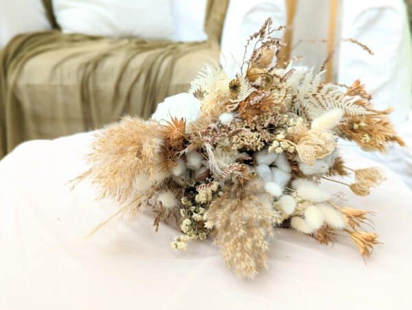 bouquet de mariée en fleurs séchées et stabilisées dans les tons nature et blanc, style bohème