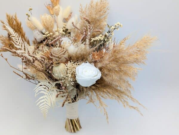 bouquet de mariée en fleurs séchées et stabilisées dans les tons nature et blanc, style bohème
