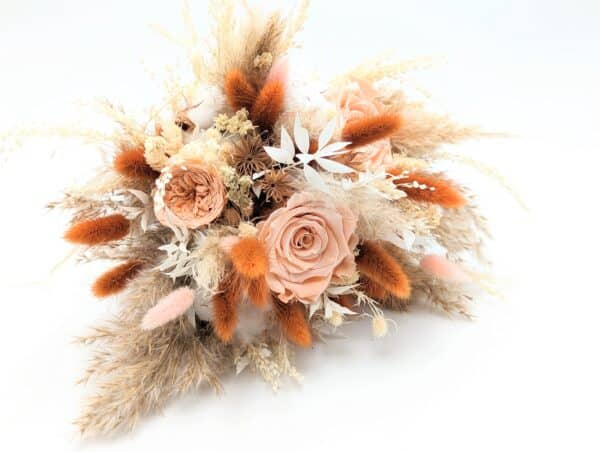 bouquet de mariée en fleurs séchées et stabilisées composé de rose couleurs pêche et de lagurus terra cotta