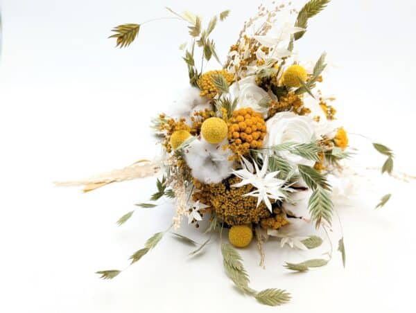 bouquet de mariée en fleurs séchées et stabilisées dans les tons de jaune blanc et vert, composé de rose, fleurs de coton et achillée jaune