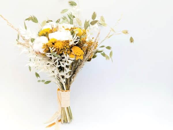 bouquet de mariée en fleurs séchées et stabilisées dans les tons de jaune blanc et vert, composé de rose, fleurs de coton et achillée jaune