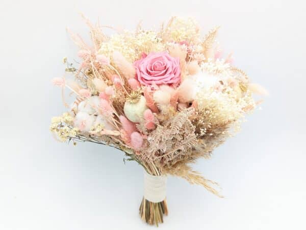 bouquet de mariée romantique en fleurs séchées et stabilisées dans les tons de rose et blanc