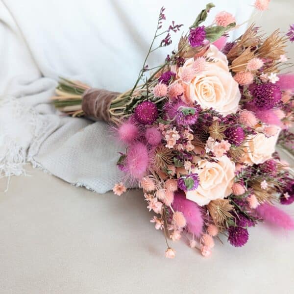 bouquet de mariée en fleurs séchées et roses stabilisées aux teintes fuchsia et rose pâle