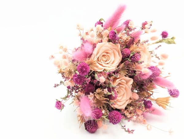 bouquet de mariée en fleurs séchées et roses stabilisées aux teintes fuchsia et rose pâle