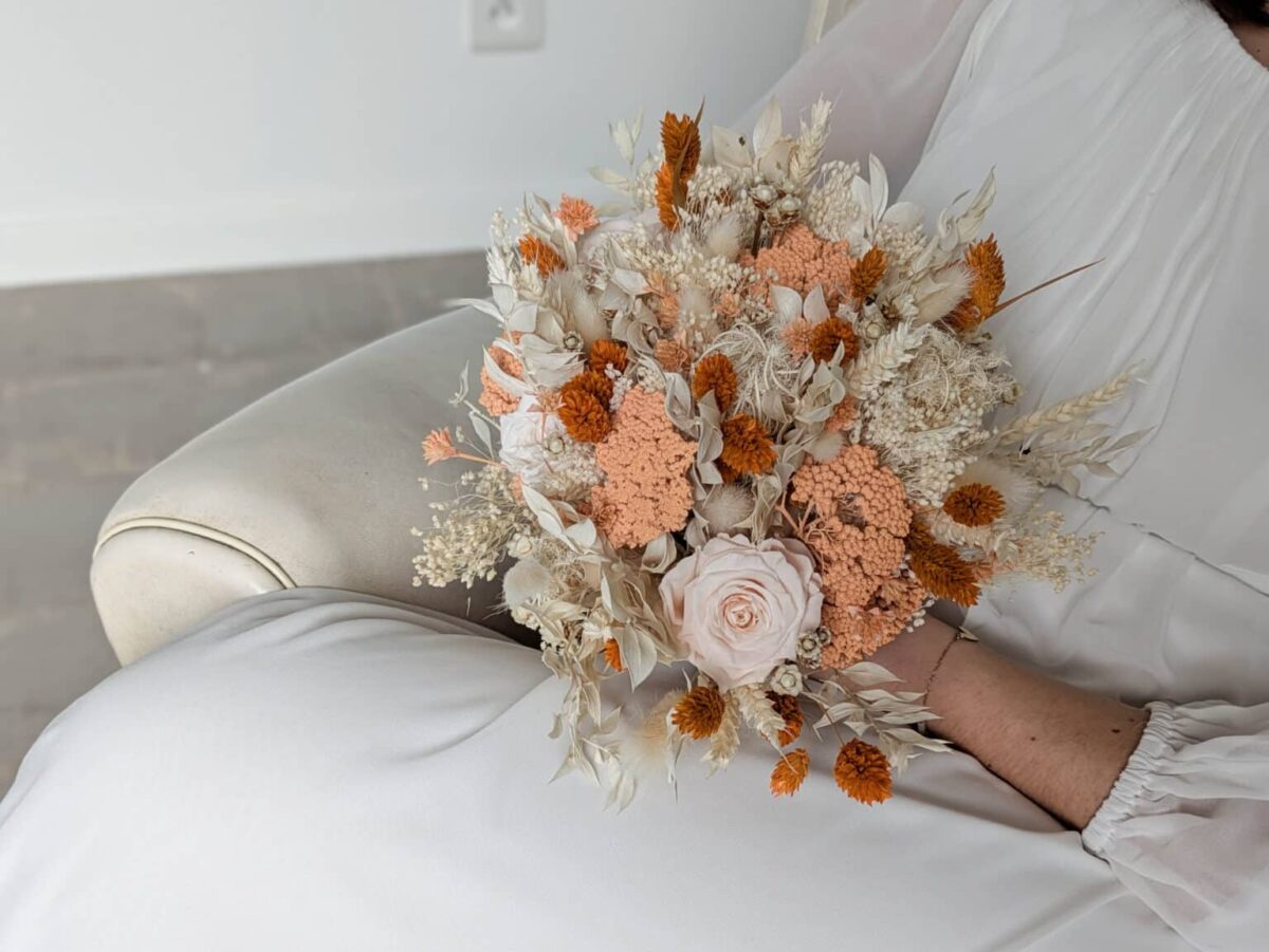 Bouquet de mariée en fleurs séchées et stabilisées aux teintes nature, pêche et terracotta