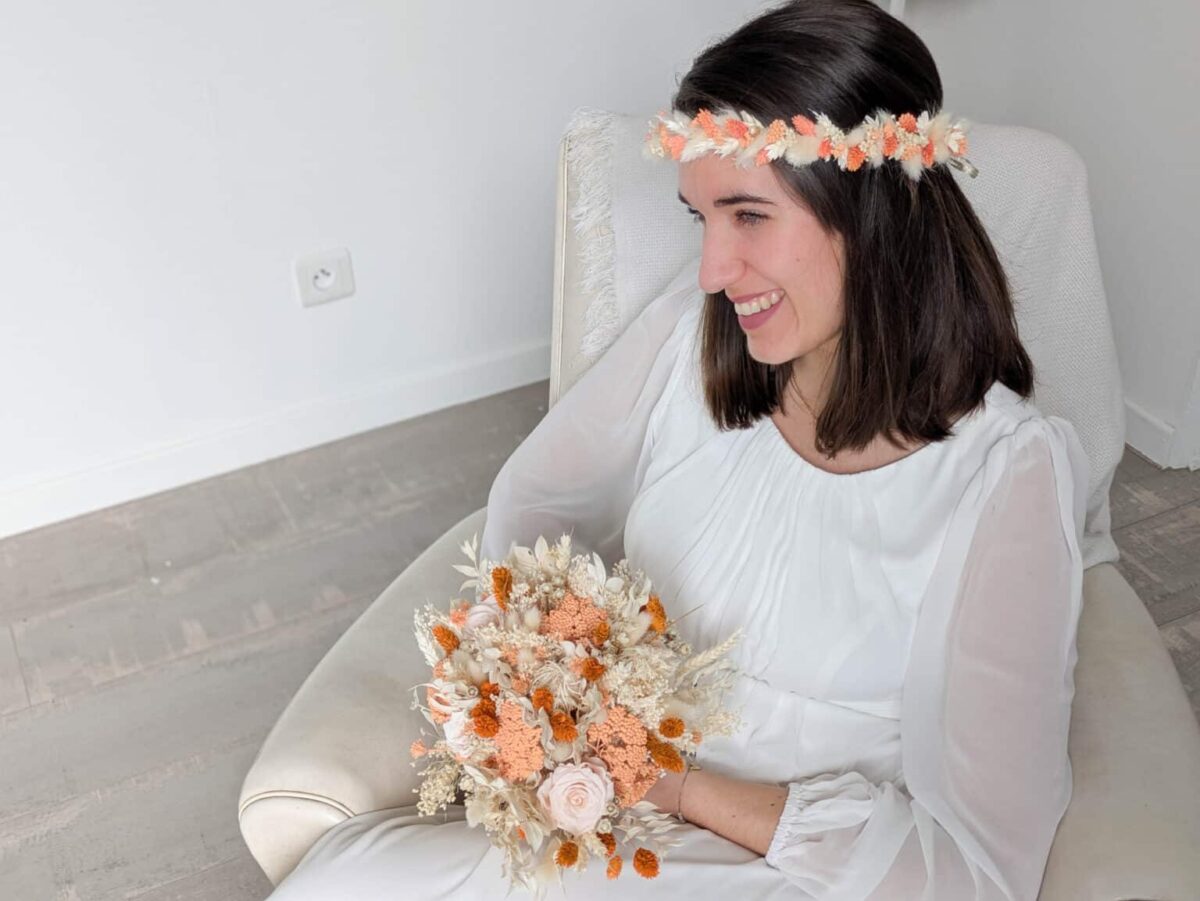 Bouquet de mariée en fleurs séchées et stabilisées aux teintes nature, pêche et terracotta