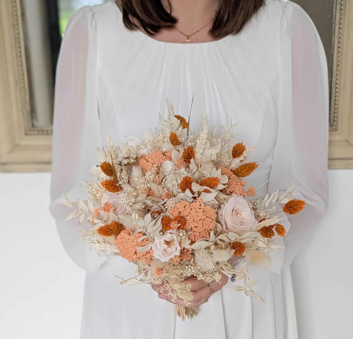 Bouquet de mariée en fleurs séchées et stabilisées aux teintes nature, pêche et terracotta