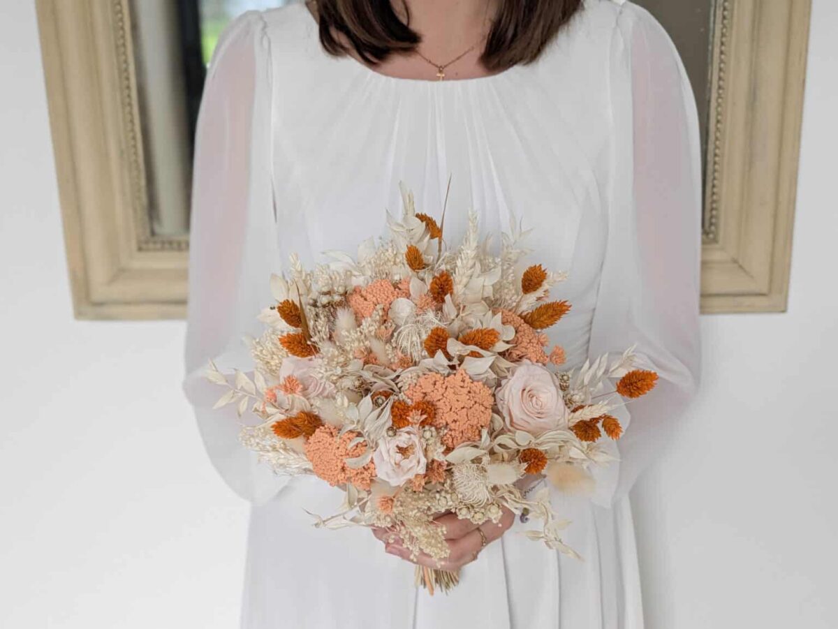 Bouquet de mariée en fleurs séchées et stabilisées aux teintes nature, pêche et terracotta