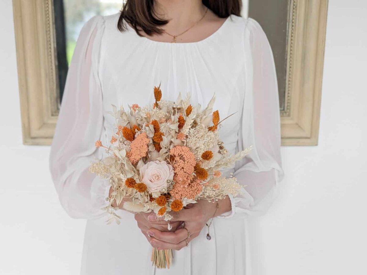 Bouquet de mariée en fleurs séchées et stabilisées aux teintes nature, pêche et terracotta