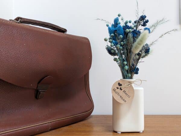 Petit Bouquet Fleurs séchées Bleu avec son vase en céramique blanche