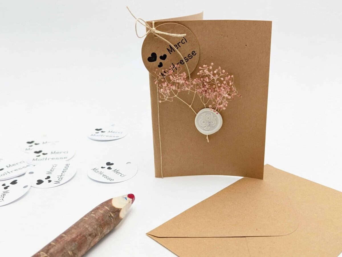 Carte cadeau fleurs séchées rose, personnalisable avec une étiquette message ronde avec texte: merci, merci maitresse, joyeux anniversaire, joyeux noël, bonne fête, elle est vendue avec une enveloppe en kraft brun.