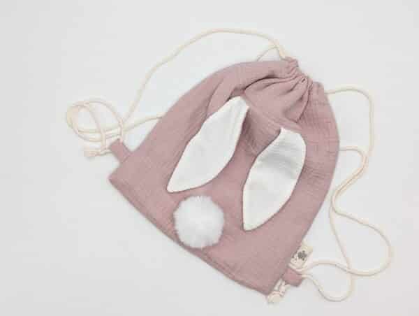 Petit sac pour enfant en double gaze de coton vieux rose avec oreille de lapin et queue de lapin en fourrure blanche.