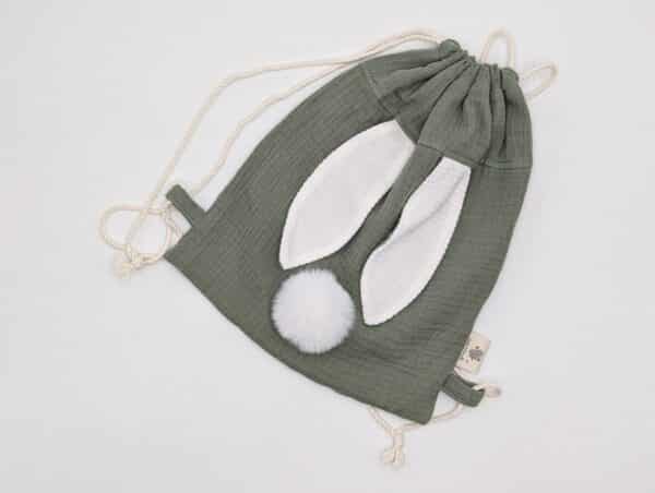 Petit sac pour enfant en double gaze de coton vert tilleul avec oreille de lapin et queue de lapin en fourrure blanche.