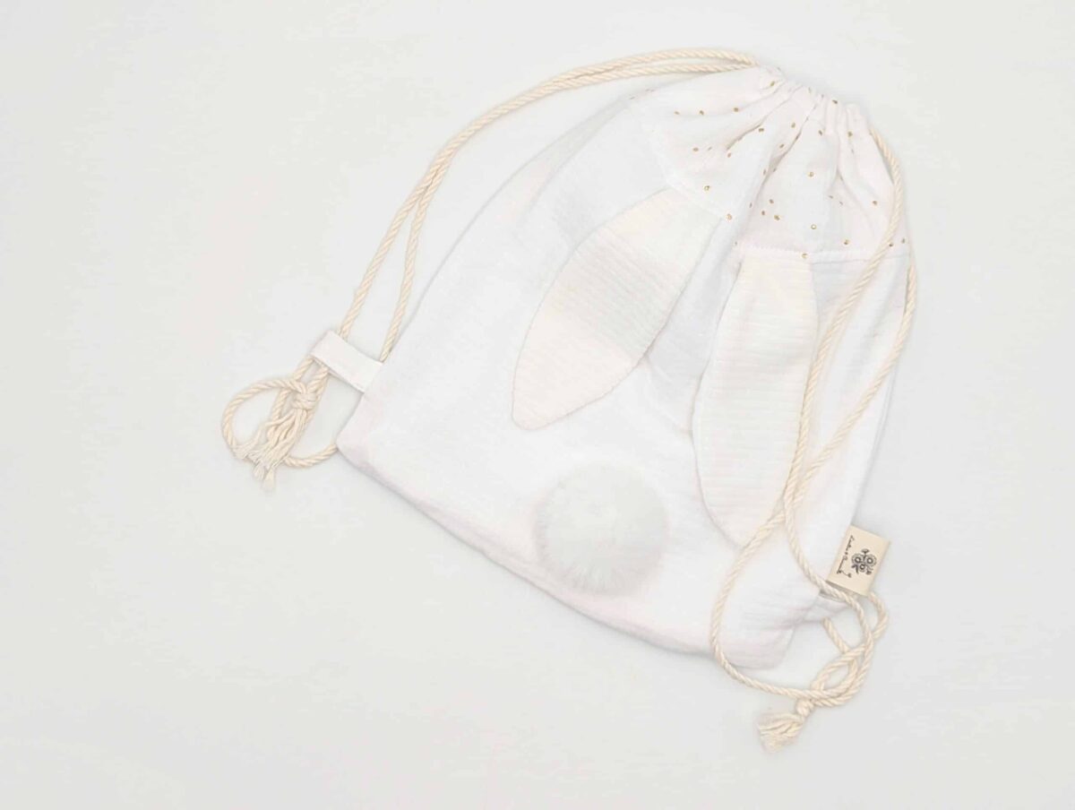 Petit sac pour enfant en double gaze de coton blanc avec oreille de lapin et queue de lapin en fourrure blanche.