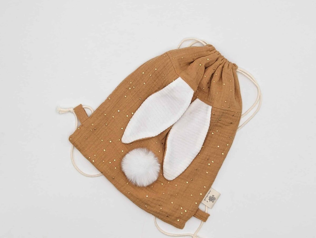 Petit sac pour enfant en double gaze de coton Camel avec oreille de lapin et queue de lapin en fourrure blanche.