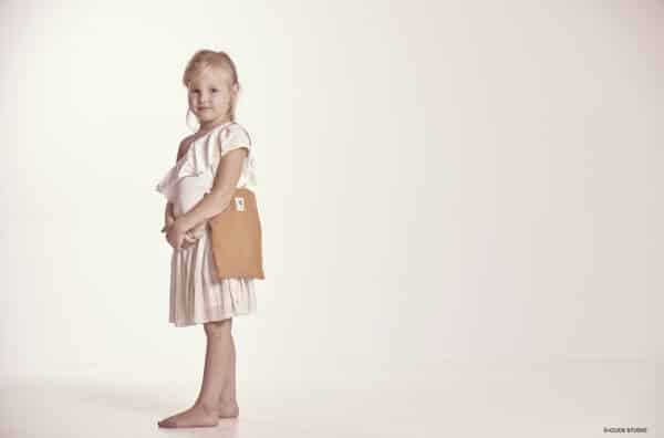 petit sac tote bag pour enfant en toile beige à l'intérieur et double gaze de coton à l'extérieur de couleur camel pois doré