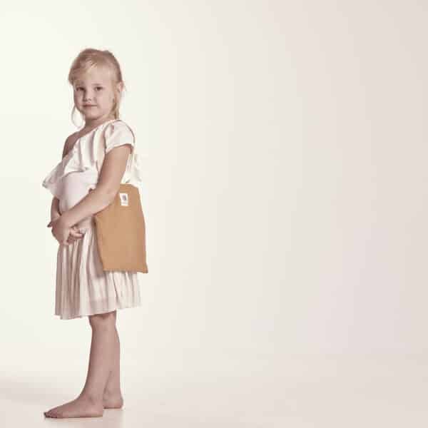 petit sac tote bag pour enfant en toile beige à l'intérieur et double gaze de coton à l'extérieur de couleur camel pois doré