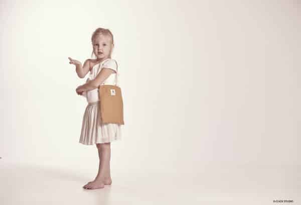petit sac tote bage pour enfant en toile beige à l'intérieur et double gaze de coton à l'extérieur de couleur camel pois doré