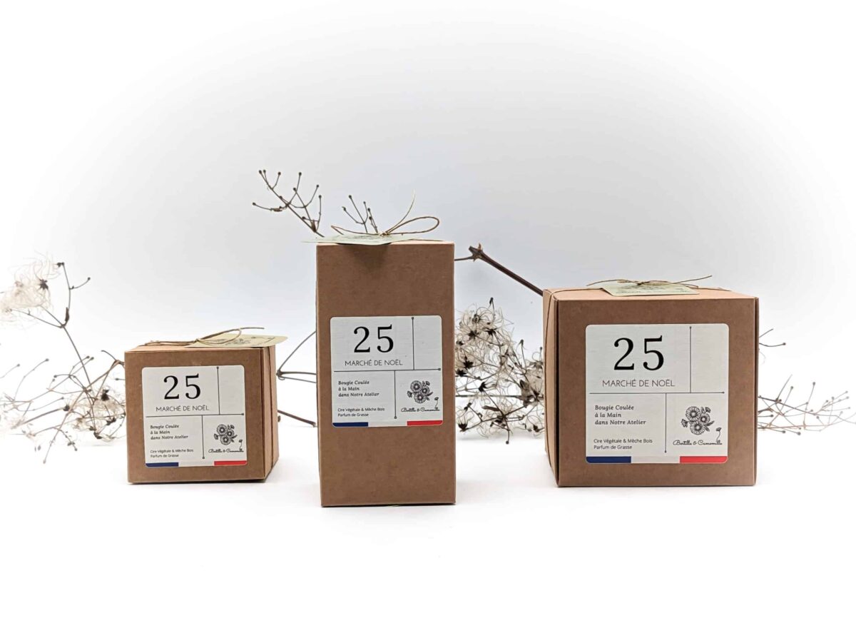 Bougies parfumées marché de noël numéro 25, coulées à la main en Bourgogne avec un parfum de Grasse, et présentées dans un emballage en kraft écoresponsable et recyclable. Ces bougies artisanales de 470g,160g et 100g sont fabriquées à partir de cire 100% végétale. Leurs mèches en bois créent une ambiance chaleureuse et apaisante.