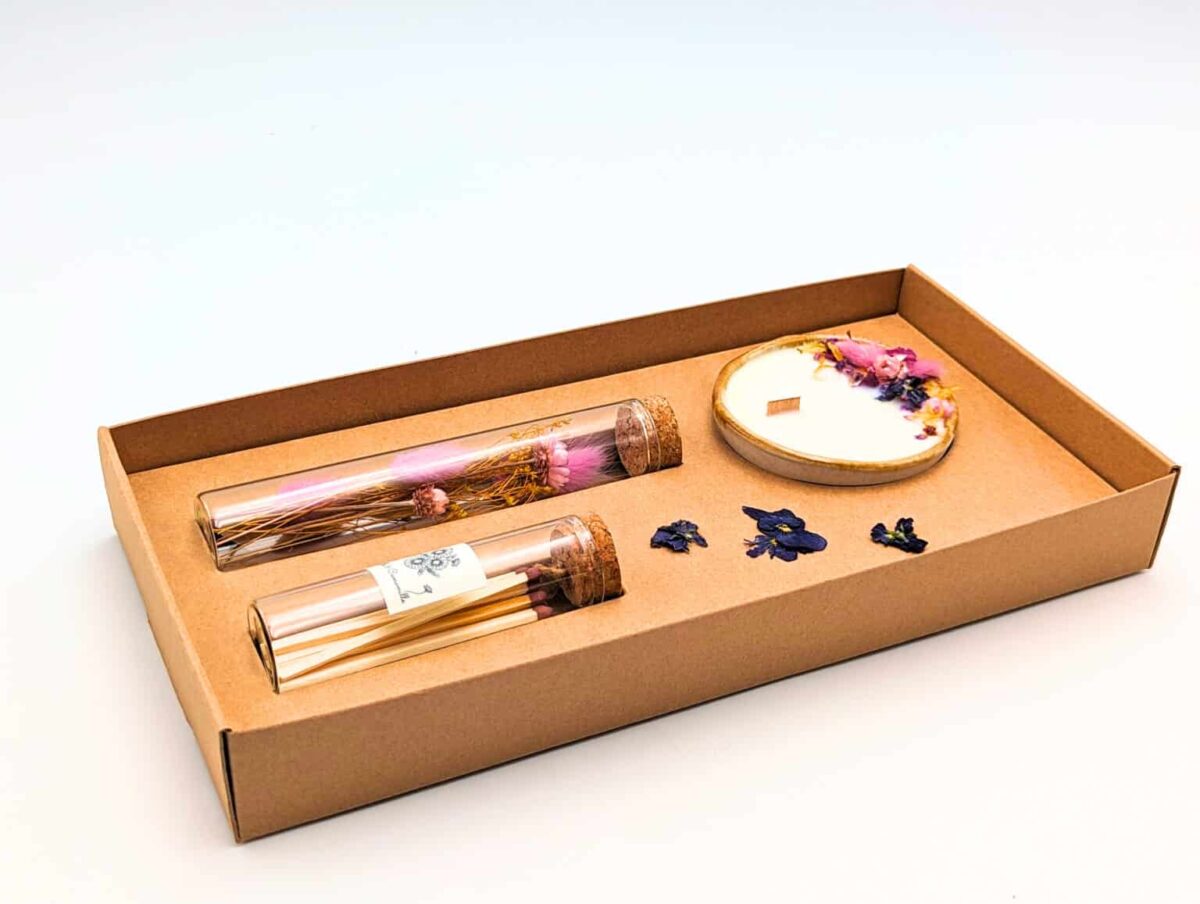 Coffret Mamie Chérie composé d'une petite bougie parfumée à la violette et ornée de fleurs séchées , d'une fiole d'allumettes et d'une éprouvette en fleurs séchées, le tout dans une jolie boîte en kraft