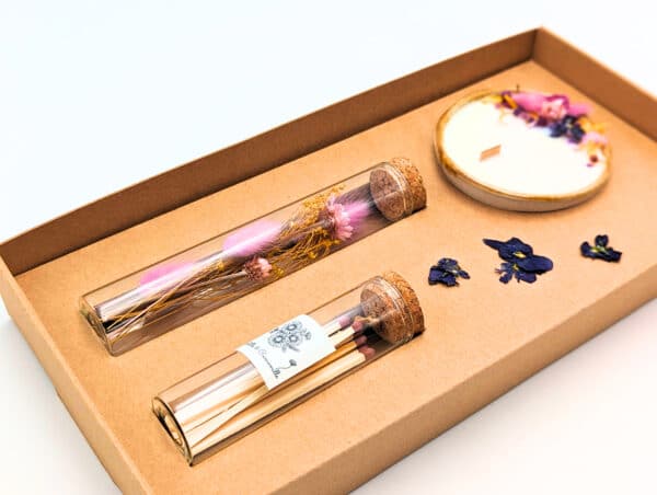 Coffret Mamie Chérie composé d'une petite bougie parfumée à la violette et ornée de fleurs séchées , d'une fiole d'allumettes et d'une éprouvette en fleurs séchées, le tout dans une jolie boîte en kraft