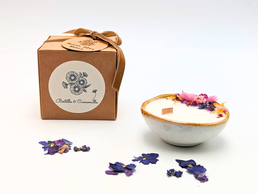 Bougie cire 100% végétale de soja parfumée à la violette , ornée de fleurs séchées dans coupe en céramique. boite cadeau en kraft