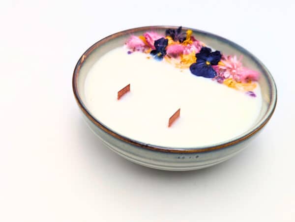 Bougie cire 100% végétale de soja parfumée à la violette , ornée de fleurs séchées dans coupe en céramique. boite cadeau ronde en kraft