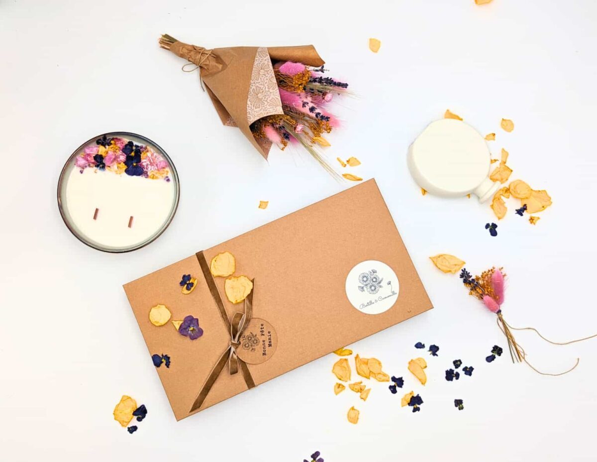 Coffret Mamie Chérie composé d'une petite bougie parfumée à la violette et ornée de fleurs séchées , d'une fiole d'allumettes et d'une éprouvette en fleurs séchées, le tout dans une jolie boîte en kraft