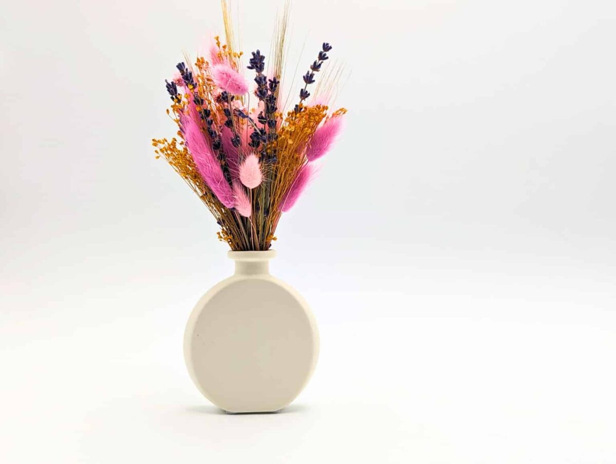 coffret cadeau mamie je t'aime, composé d'un petit bouquet de fleurs séchées, d'un vase en céramique blanche dans une boite à fenêtre en kraft