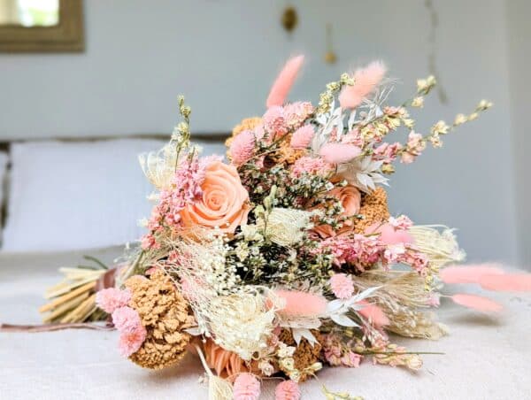 Bouquet de fleurs séchées et roses stabilisées aux teintes beiges, roses pâle et pêches