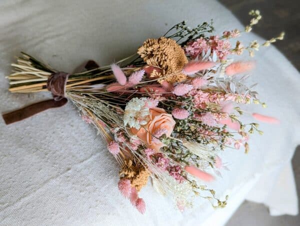 Bouquet de fleurs séchées et roses stabilisées aux teintes beiges, roses pâle et pêches