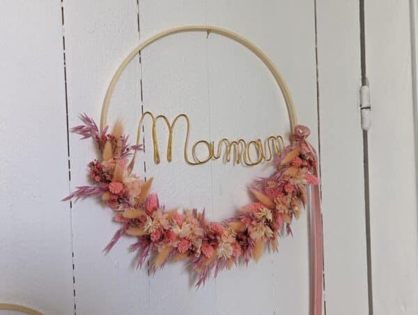 couronne de fleurs séchées aux teintes rose et lilas intérieur avec le mot maman doré, cercle en bois