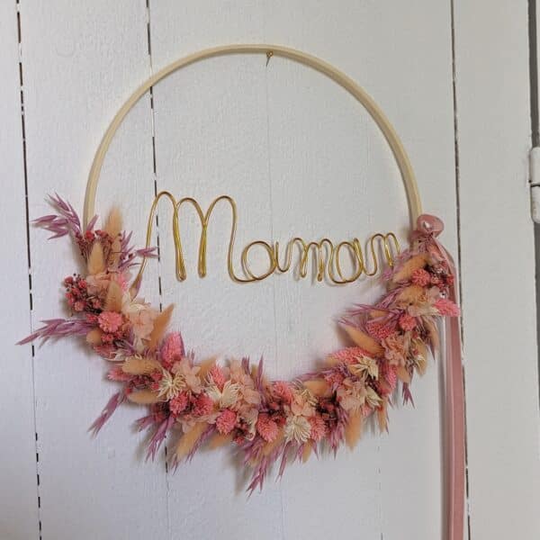 couronne de fleurs séchées aux teintes rose et lilas intérieur avec le mot maman doré, cercle en bois