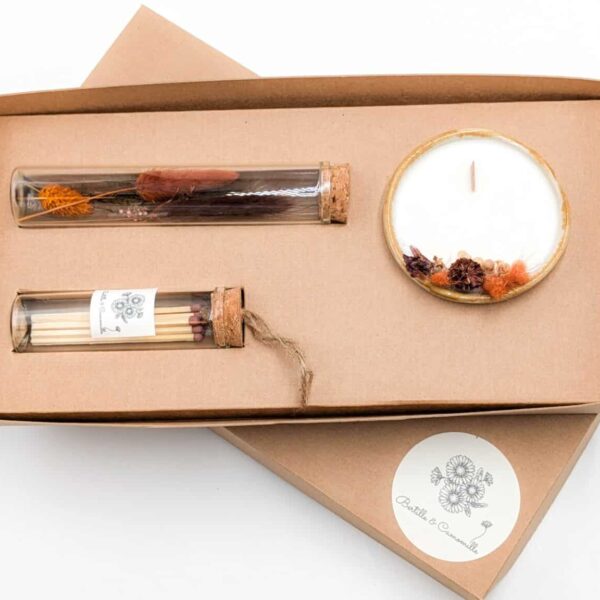 Coffret cadeau avec bougie en fleurs séchées parfumée tonka, fioles d'allumettes et éprouvette de fleurs séchées aux couleurs orange et marron, le tout dans une jolie boîte en kraft.